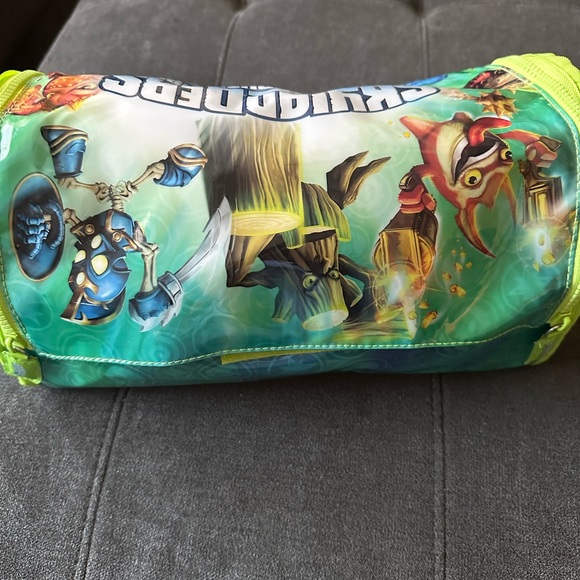 Skylanders Spyro Adventures carrying case and figurines - Picture 4 of 5